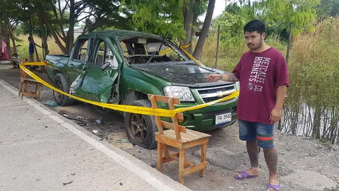 หนุ่มสะดุ้ง เสียงตูมหน้าบ้าน คิดว่าหม้อแปลงระเบิด ออกไปดูรถโดนบึมพังยับ