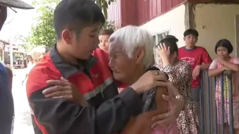 ยายหลานกอดกันร้องไห้ กลับจากทำบุญเข้าพรรษา ไฟไหม้บ้านทั้งหลัง