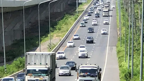 ถนนมิตรภาพช่วงผ่าน อ.ปากช่อง รถหนาแน่นแล้ว แต่ติดขัดน้อยกว่าเมื่อวาน