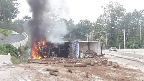 เขาโทนอีกแล้ว พ่วงเบรกแตก พลิกคว่ำไฟลุกท่วมคัน เจ็บ 2 หวิดย่างสด