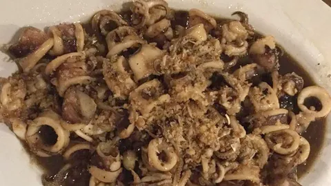 คนเที่ยวภูเก็ตแวะหาดกมลา เอามือทาบอก หมึกทอดกระเทียมจานเดียว 2,500 บาท