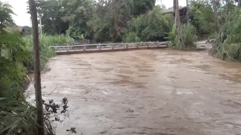 ฝนถล่มลำปาง น้ำป่าทะลักเข้าบ้านต้นงุ้น ท่วมบ้านและพื้นที่เกษตรเสียหาย