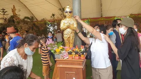 หยุด 4 วัน คนนับแสนแห่ขอพรไอ้ไข่วัดเจดีย์ คาดเมืองคอนเงินสะพัด 300 ล้าน