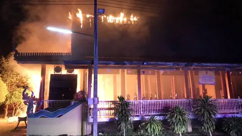 ไฟไหม้ศาลาการเปรียญไม้สัก 50 ปี วัดหาดล้าเหนือ วอดเสียหาย 1.5 ล้านบาท