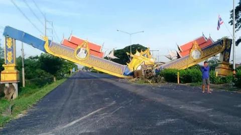 หนุ่มขับรถทางไกล พักงีบกลางทาง ชนซุ้มเฉลิมพระเกียรติ จ.อุทัยฯ พังทรุด 