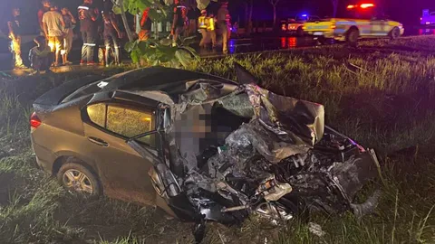 ปลัดอำเภอขับเก๋งสวนเลน เจอเทรลเลอร์ชนแหลก ต้องงัดศพออกจากรถ 