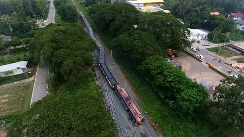 คืบหน้ารถไฟตกรางที่พิษณุโลก เหตุสับรางกะทันหัน คาดเปิดเดินรถได้พรุ่งนี้