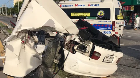 เก๋งซิ่งชนจยย.ดับคาที่ 1 ศพ รถขาด 2 ท่อน อ้างขับมาแค่ 80 ไม่ทันเห็น