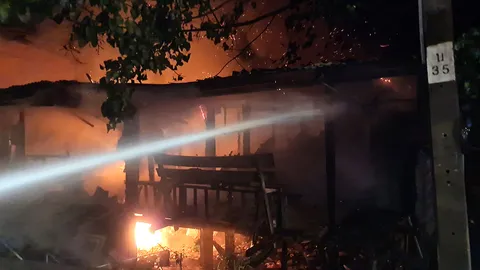 หนุ่มใหญ่รอดหวุดหวิด จุดเทียนทิ้งไว้แล้วเมาหลับ ทำไฟไหม้บ้านวอดทั้งหลัง