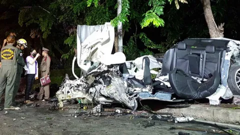 สยอง 3 ศพ วัยรุ่นซิ่งเก๋งเทอร์โบ ชนเครื่องยนต์หลุดไปตกหลังคาบ้าน