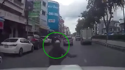 ชายนิรนาม พุ่งตัวไปชนรถ ลงไปนอนนิ่ง สุดท้ายบอกมีกล้อง ลุกเดินปร๋อ (คลิป)