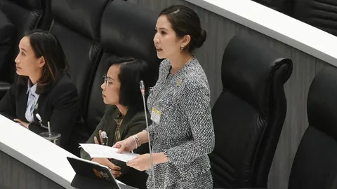 ศาลเลื่อนตรวจหลักฐาน “ตั๊น จิตภัสร์” คดีกบฏ ไล่รัฐบาลยิ่งลักษณ์