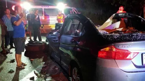 สลด ทันตแพทย์หนุ่มเพิ่งบรรจุ ขับเก๋งชนท้ายรถบรรทุกไม้ไผ่ เสียชีวิต