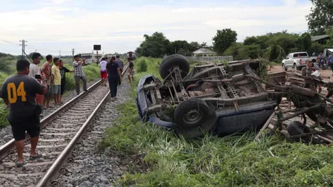 หนุ่มพม่าลักไก่ ขับปิกอัพอ้อมเครื่องกั้น รถไฟชนดับ 1 วัวตายด้วย 1 ตัว