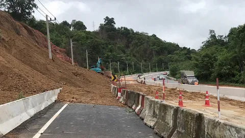 ฝนถล่มแพร่ ดินสไลด์ปิดถนนช่วง หนองน้ำเขียว-ปางเคาะ คาดซ่อมเสร็จวันนี้