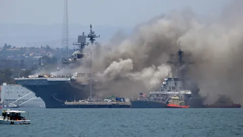 ช็อก เสี่ยงเสียหายหมดทั้งลำ ไฟไหม้เรือรบสหรัฐฯ 14 ชม.ควันยังทะมึน (คลิป)