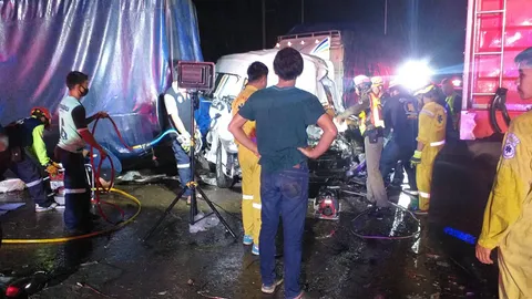 18 ล้อฝ่าฝนถนนลื่น หางพ่วงหลุดชนรถ 3 คัน ตาย 3 เจ็บ 10 คนขับหลบหนี