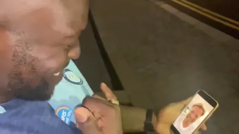 แข้งลีกรองสุดปลื้ม "คลอปป์" เซอร์ไพรส์ร่วมยินดีเลื่อนชั้น (คลิป)