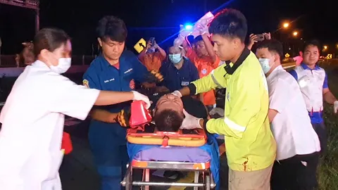 กู้ภัยเร่งตัดถ่างช่วยทหาร หลับในชนต้นไม้รถพังยับ สาหัส 2 ราย