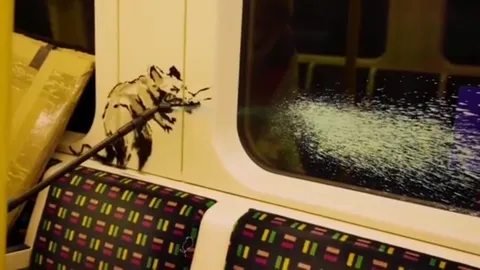 Banksy เผยผลงานล่าสุดในรถไฟใต้ดินลอนดอน