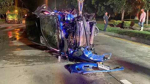 ซิ่งมินิคูเปอร์ อัดท้ายรถขยะ พังยับคนเจ็บ