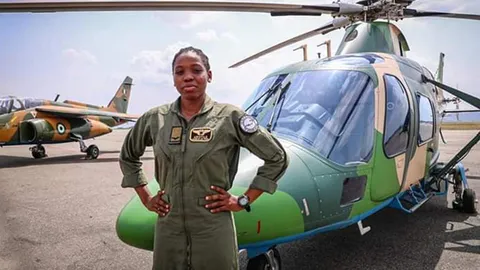 เพื่อนตื่นเต้นจัด ถอยรถชน นักบินฮ.จู่โจมหญิงคนแรกของไนจีเรีย เสียชีวิต