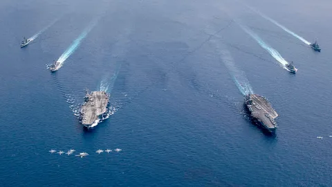 จีนจับตา เรือบรรทุกเครื่องบินสหรัฐฯ 2 ลำ ร่วมซ้อมรบข่มขวัญในทะเลจีนใต้ 
