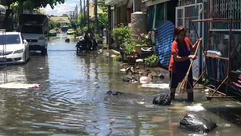 ฝนตกหนัก อ.คลองหลวง น้ำท่วมสวนล้นบ่อปลา ชาวบ้านหวั่นตกซ้ำหนักกว่าเดิม
