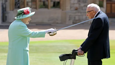 ควีนอังกฤษพระราชทานยศอัศวินคุณทวด “ทอม มัวร์” (คลิป)