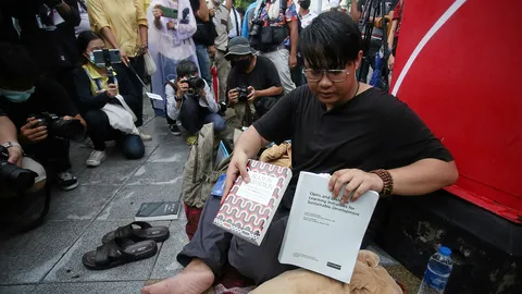 ผู้อดข้าวประท้วงรัฐบาล แนวร่วมนวชีวิน ย้ายจุดปักหลักไปข้าง ก.ศึกษาธิการ