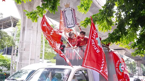 แห่แชมป์พร้อมซอมบี้! แฟนพันธุ์แท้หงส์ พร้อม 2 สาวBNK ขึ้นรถแห่ ใจกลางเมือง