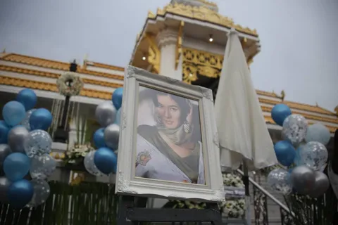 ประมวลภาพฌาปนกิจศพ แอ๊นท์ ธรัญญา งานศพธีมปาร์ตี้ จากไปพร้อมรอยยิ้ม (คลิป)