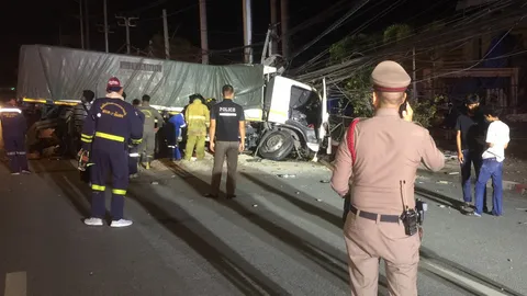 พ่วง 18 ล้อบรรทุกทราย ตกหลุมบนถนนชนเสาไฟฟ้าหัก คนขับเจ็บเล็กน้อย