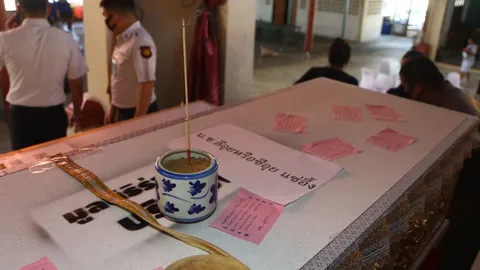 ร่าง “ซีอุย” ถึงวัดบางแพรกใต้แล้ว พิธีฌาปนกิจเป็นไปอย่างเรียบง่าย (คลิป)