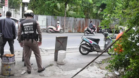 ช่างกลฝั่งธนกว่า 15 คน เข้ารุมอริในซอย ขว้างระเบิดไล่ฟันเจ็บ 2 ราย