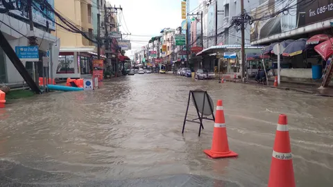 ฝนถล่มถนนแจ้งวัฒนะ น้ำท่วมทั้ง 2 ฝั่ง จนท.เร่งระบายให้กลับสู่เป็นปกติ