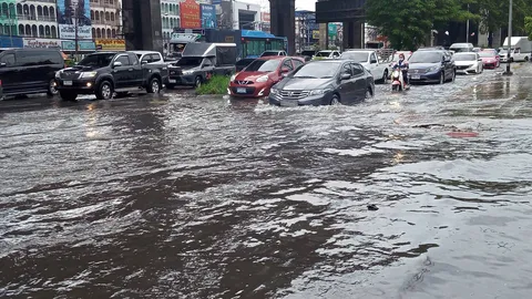 ฝนถล่มย่านคูคตร้านค้าอ่วม น้ำท่วมถนนหน้าเซียร์ทำรถติดยาว จอดตายหลายคัน