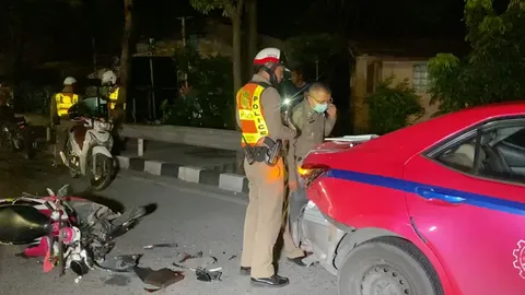 สลด จยย.ชนท้ายแท็กซี่จอดเสีย คนขี่กระเด็นกลางถนนโดนรถทับซ้ำดับ