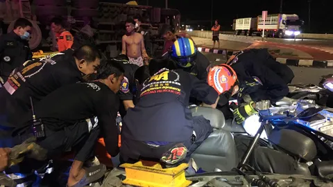 18 ล้อพุ่งชนท้ายรถเก๋ง ดันไปอัดแบริเออร์พังยับ ตาย 1 สาหัส 2