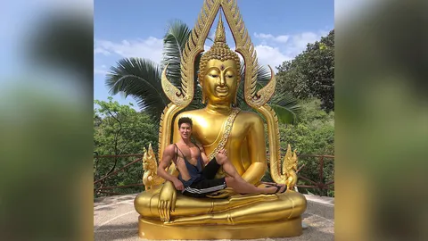 โลกออนไลน์เดือด "หนุ่มตุ๊กตาเคน" แต่งกายไม่สุภาพ ขึ้นนั่งตักพระพุทธรูป