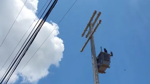 หนุ่มช่างไฟ ถูกช็อตคาเสากว่า 2 หมื่นโวลต์ เพลิงลุกไหม้ ย่างสดดับสยอง