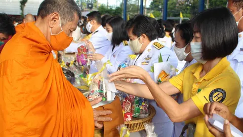 พสกนิกรร่วมทำบุญตักบาตร ในวันเฉลิมพระชนมพรรษา พระบาทสมเด็จพระเจ้าอยู่หัว 