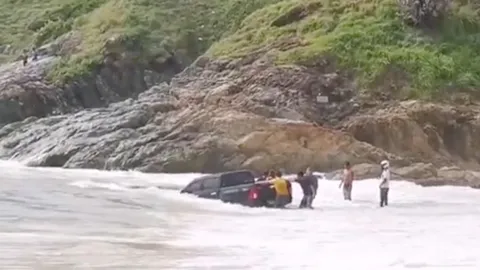 หนุ่มใส่เกียร์ N ตกใจรถไหลลงทะเล ชาวบ้านรีบนำเชือกมาช่วยดึง ระทึกทั้งหาด