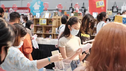 หนังสือยังมีชีวิต นักอ่านเยาวชน คนรุ่นใหม่ ชมงานศิลปะกันคึกคัก