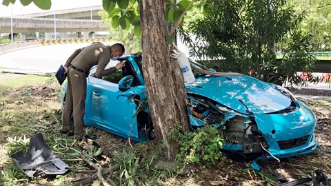 หนุ่ม นร.นอก ซิ่งปอร์เช่ 911 แหกโค้งลงด่วนแจ้งวัฒนะ อัดต้นไม้ยับเจ็บ 4