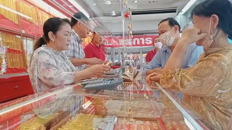 ร้านทองสำรองเงินสด ตั้งรับลูกค้าแห่เทขาย "ทองคำ" หลังราคาพุ่งจะแตะ 3 หมื่น