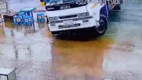 ฝนช่วยชีวิต แม่ค้าหมูปิ้งเก็บร้านเสร็จ หกล้อก็มาทันที  (คลิป)