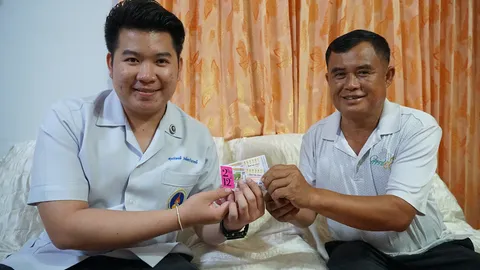 แม่ค้าชวนซื้อ บุรุษพยาบาลหนุ่มสุดเฮง ถูกหวยรางวัลที่ 1 รับ 12 ล้านบาท