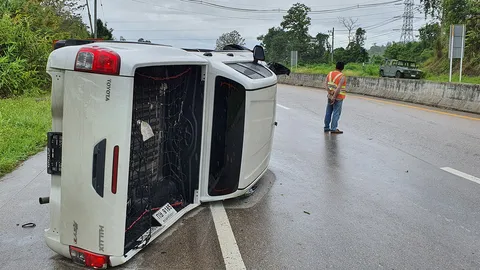 ฝนตกไม่ยอมหยุด ถนนแม่สอด-ตากลื่น ทำรถชนเสียหลักลงข้างทาง ชนเสาไฟเพียบ