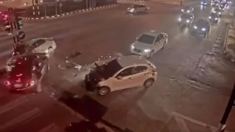 เปิดคลิปนาทีระทึก พ่อค้ายาซิ่งหนีตำรวจ ฝ่าไฟแดงชนยับกลางเมืองเชียงใหม่